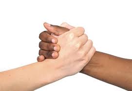 main blanche et noire partenariat